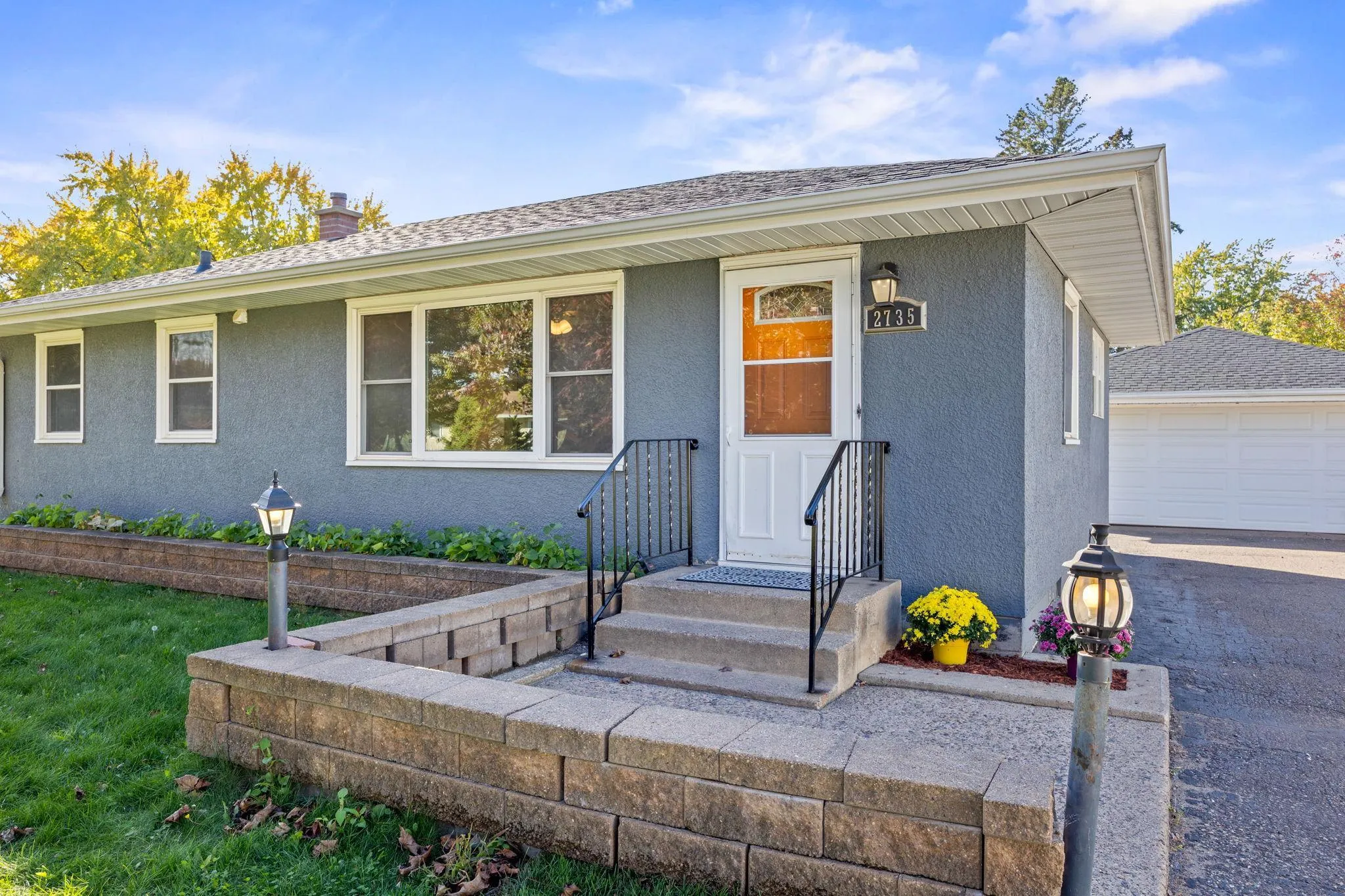 Photo 2 of 2735 Chippewa Avenue