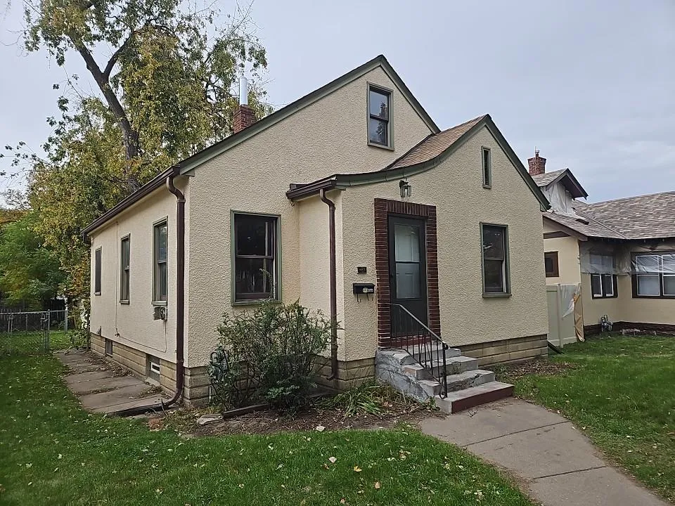 Photo 3 of 3815 Queen N Avenue