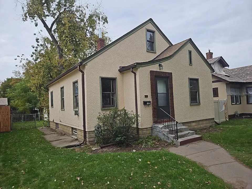Photo 2 of 3815 Queen N Avenue
