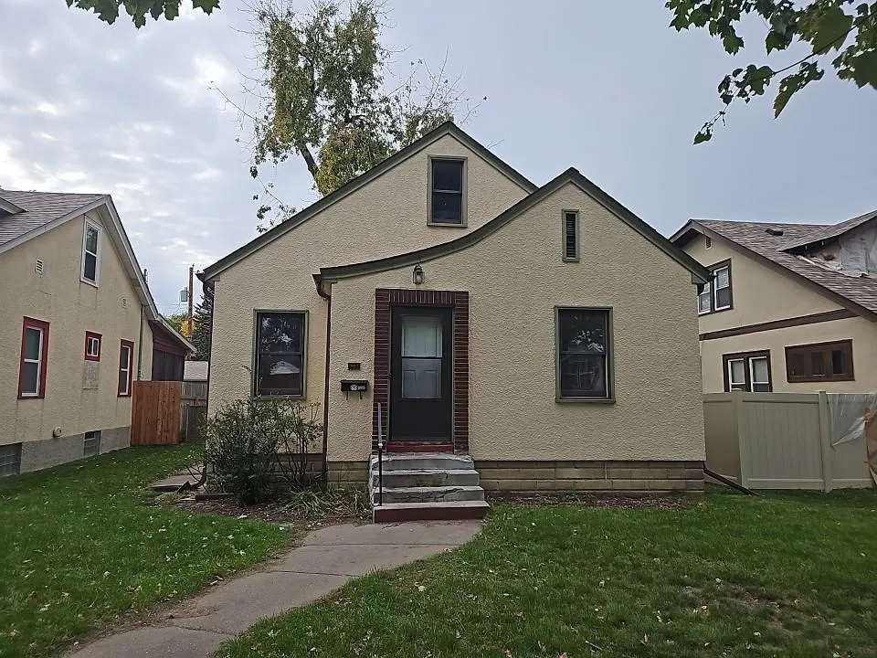 3815 Queen N Avenue