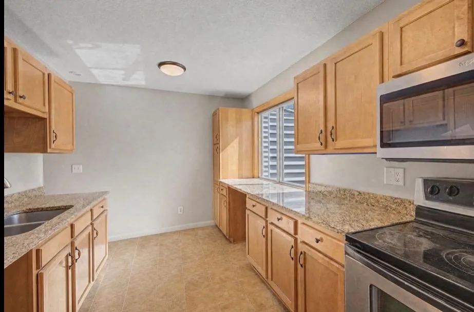 Photo 4 of 2281 Pond Avenue