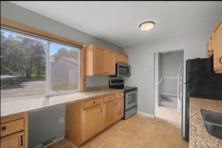 Photo 5 of 2281 Pond Avenue