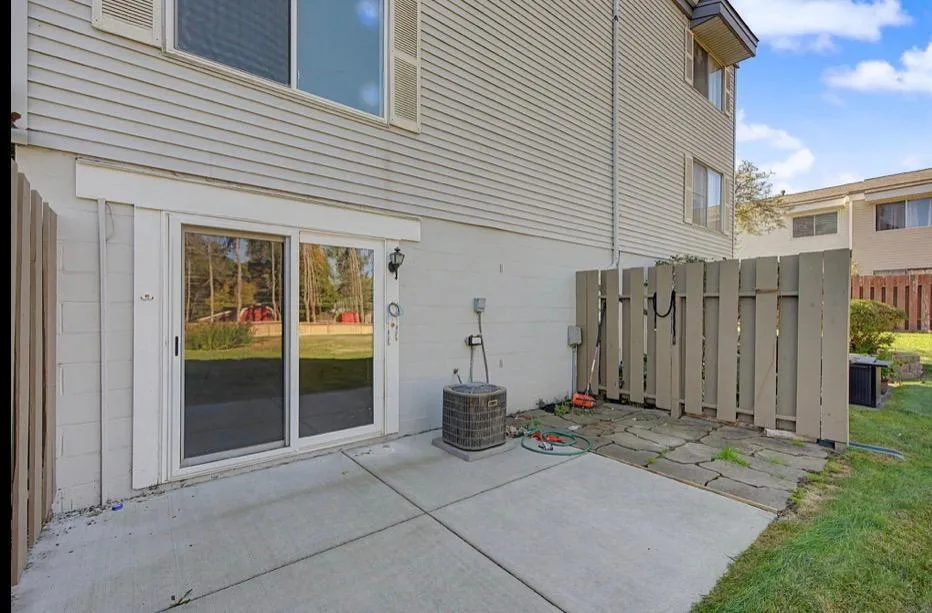 Photo 16 of 2281 Pond Avenue
