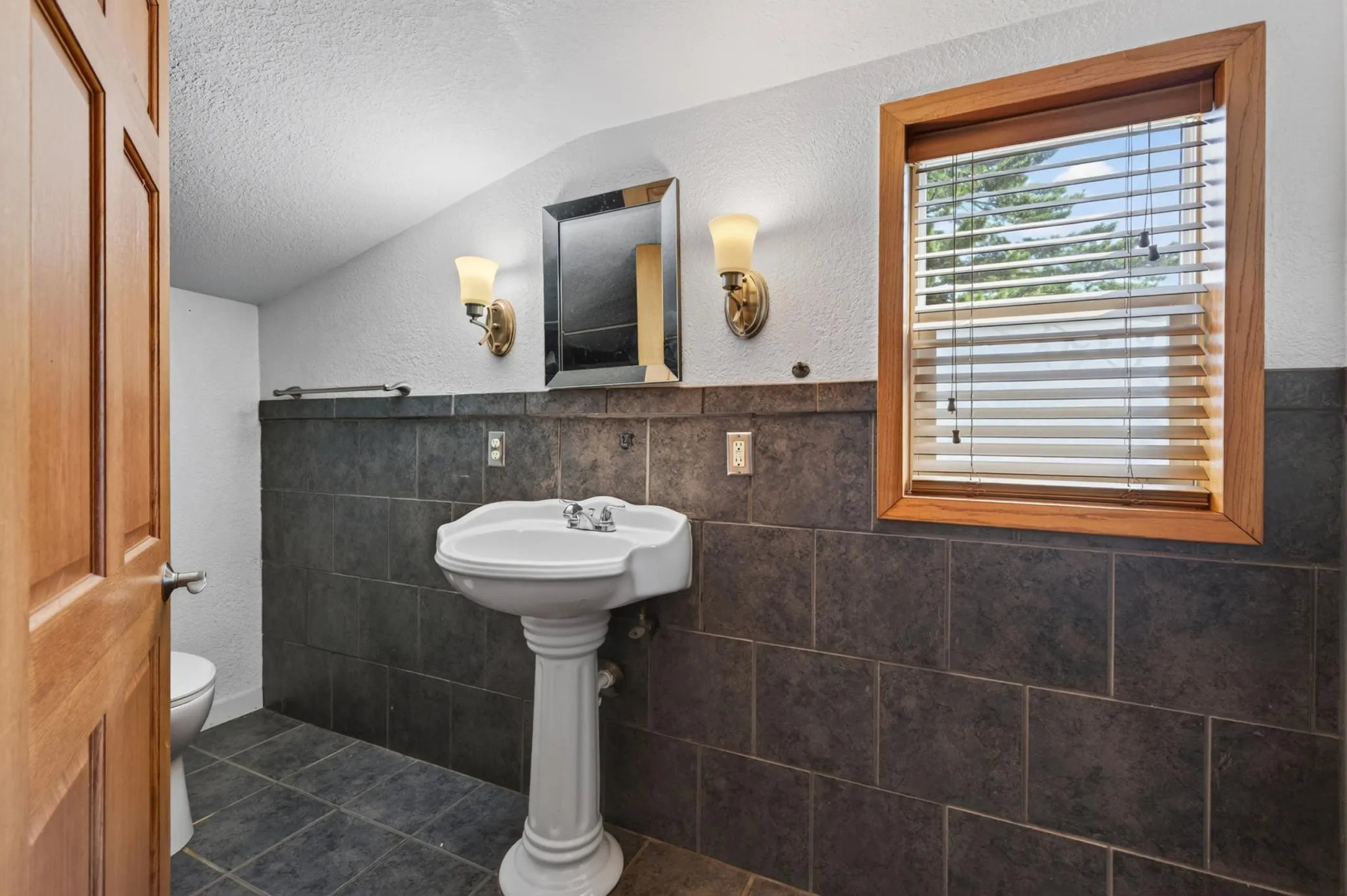 Photo 16 of 1498 Hazelwood Street