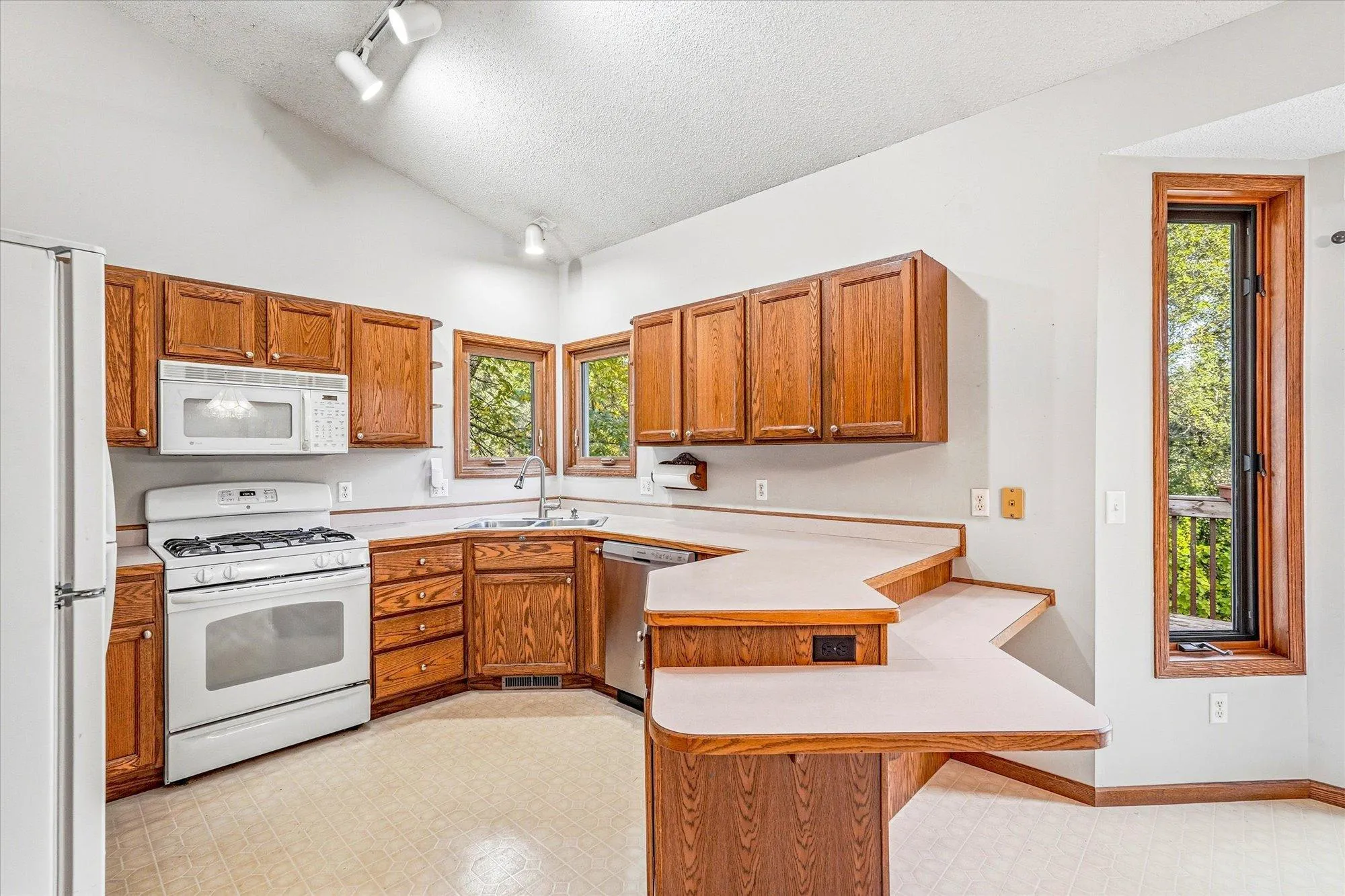 Photo 9 of 13025 Forest Glen Drive