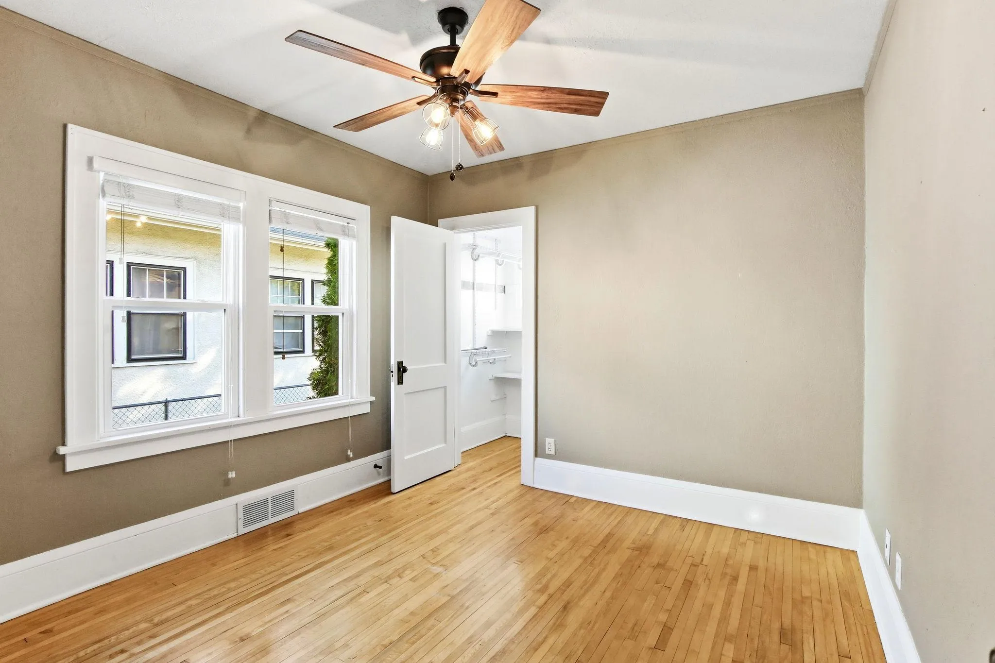 Photo 13 of 1327 Thomas Avenue