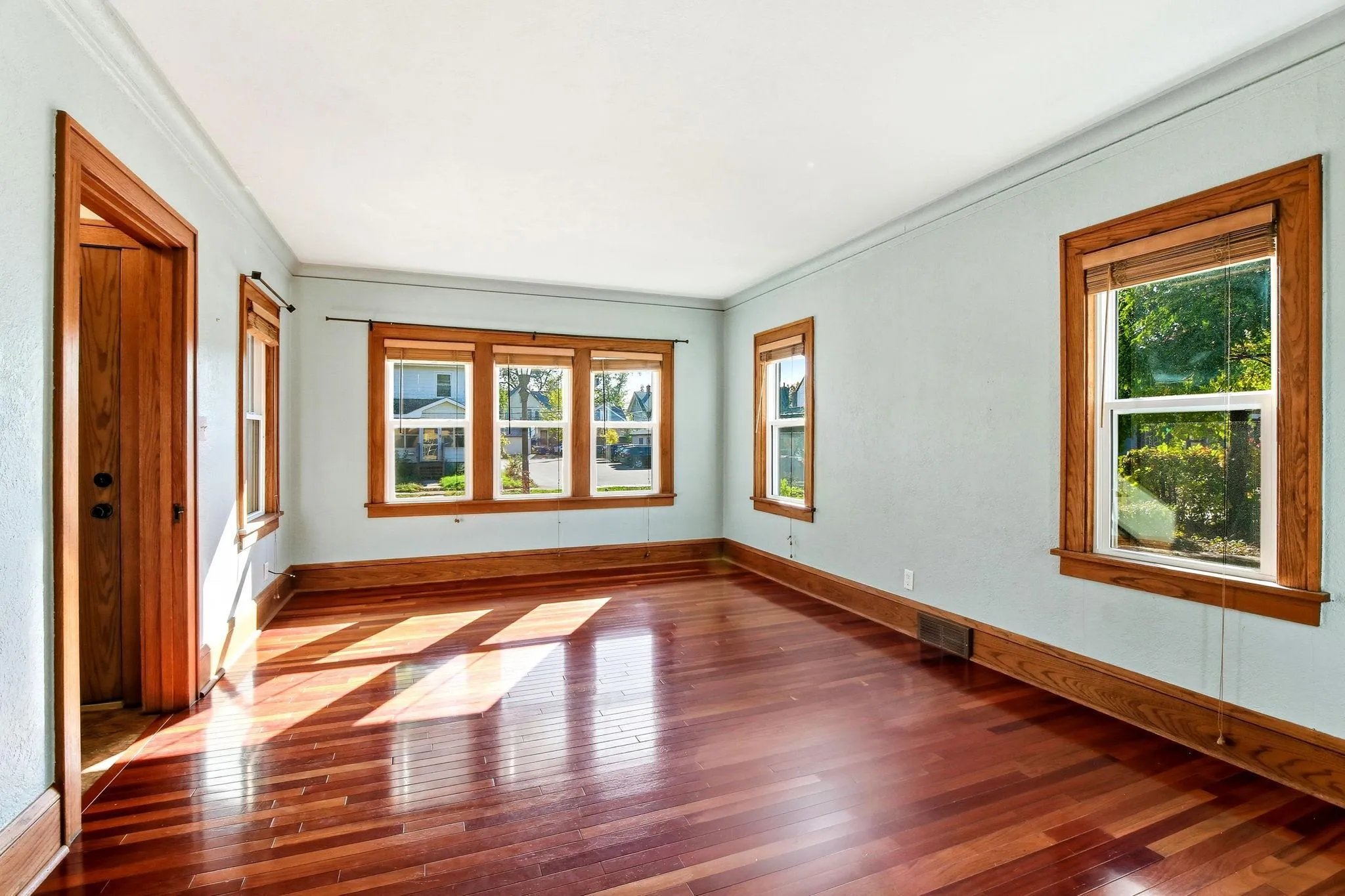 Photo 6 of 1327 Thomas Avenue