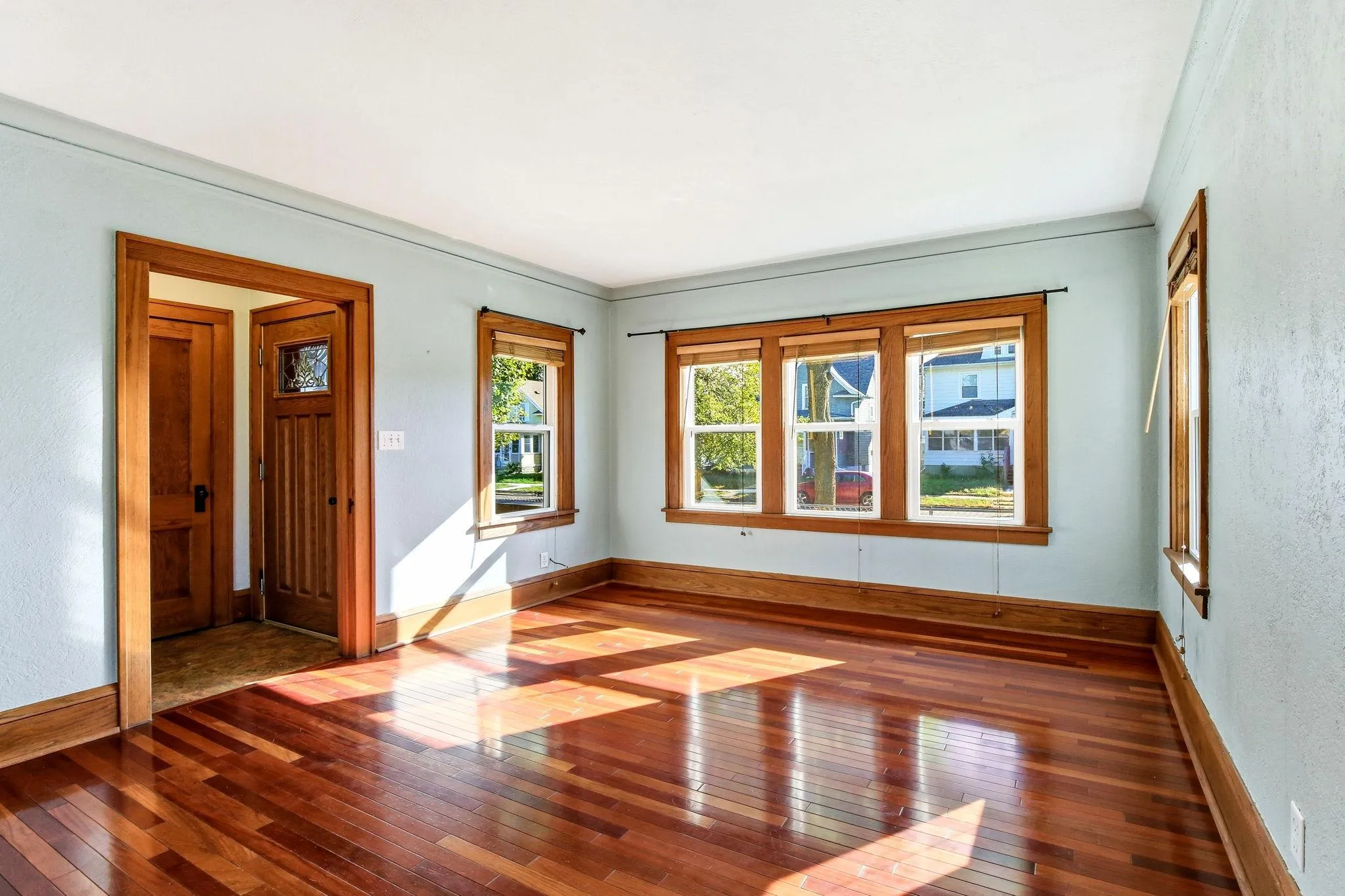 Photo 3 of 1327 Thomas Avenue