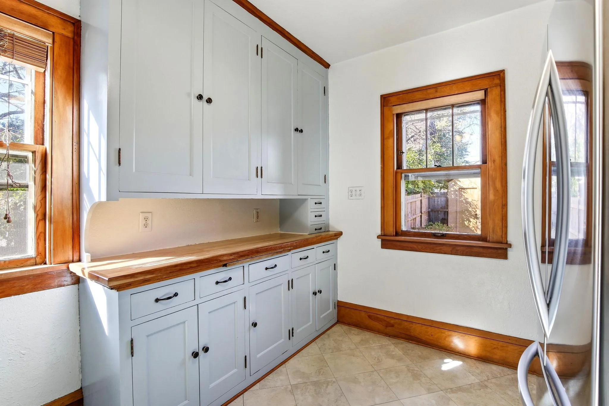 Photo 11 of 1327 Thomas Avenue