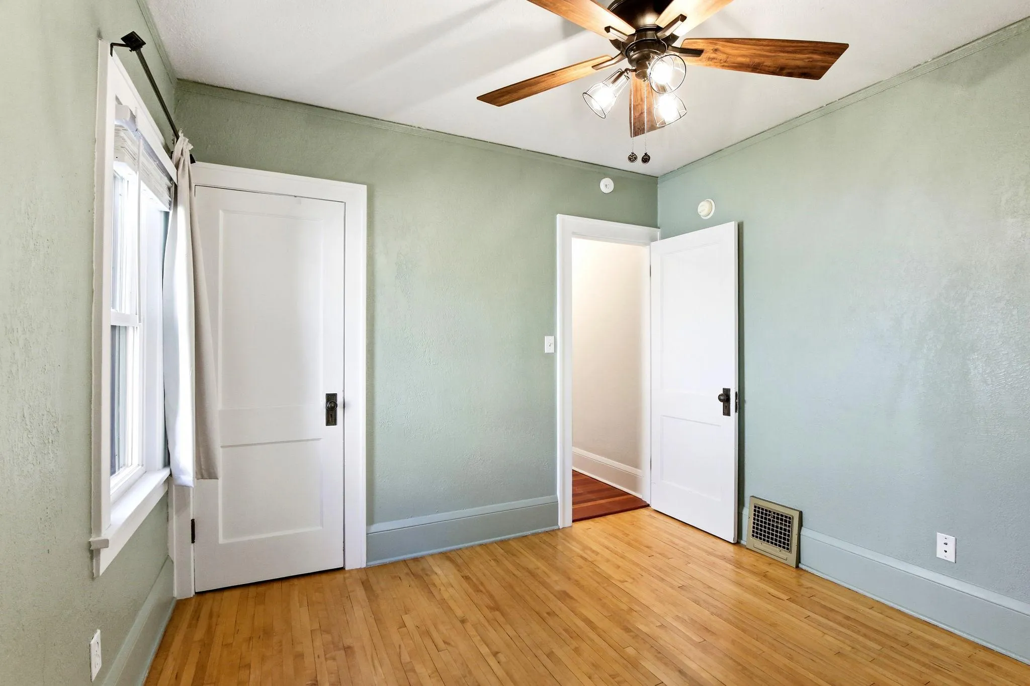 Photo 16 of 1327 Thomas Avenue