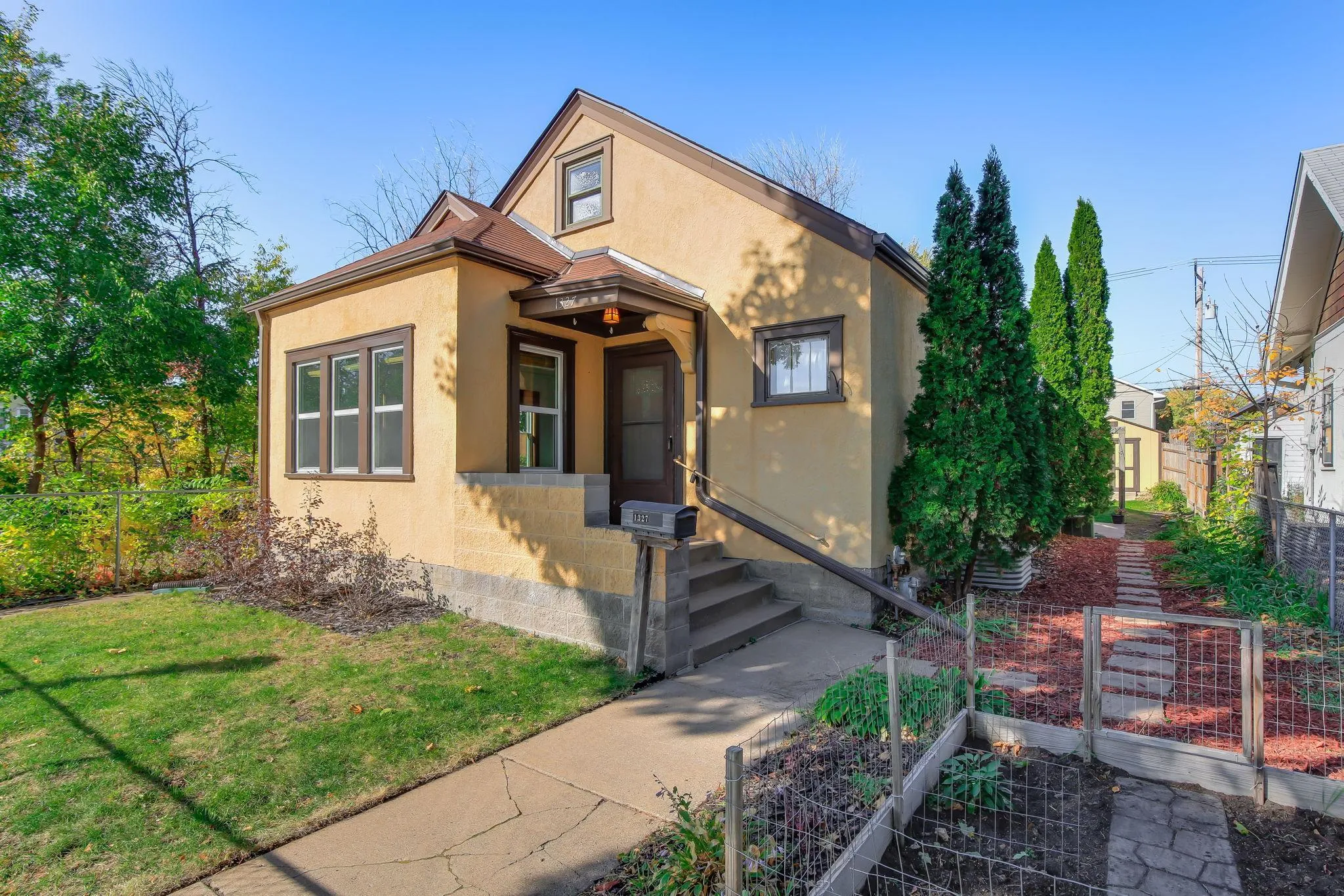 Photo 2 of 1327 Thomas Avenue