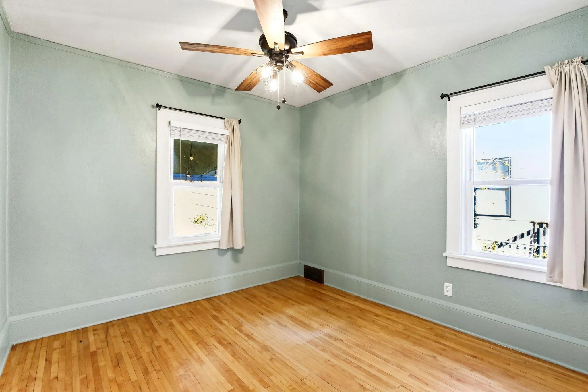 Photo 15 of 1327 Thomas Avenue