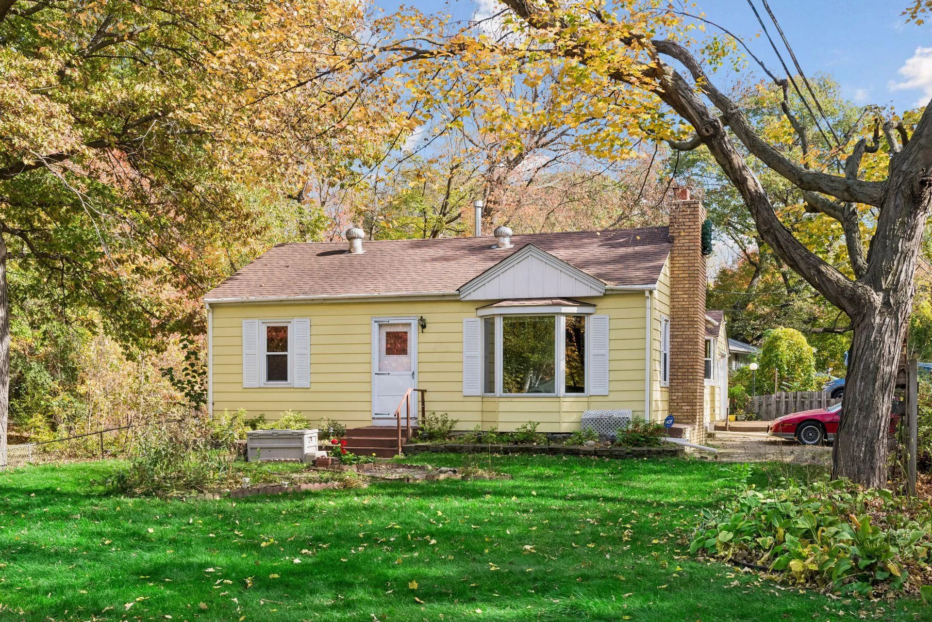 Photo 2 of 4955 Saint Albans Bay Road