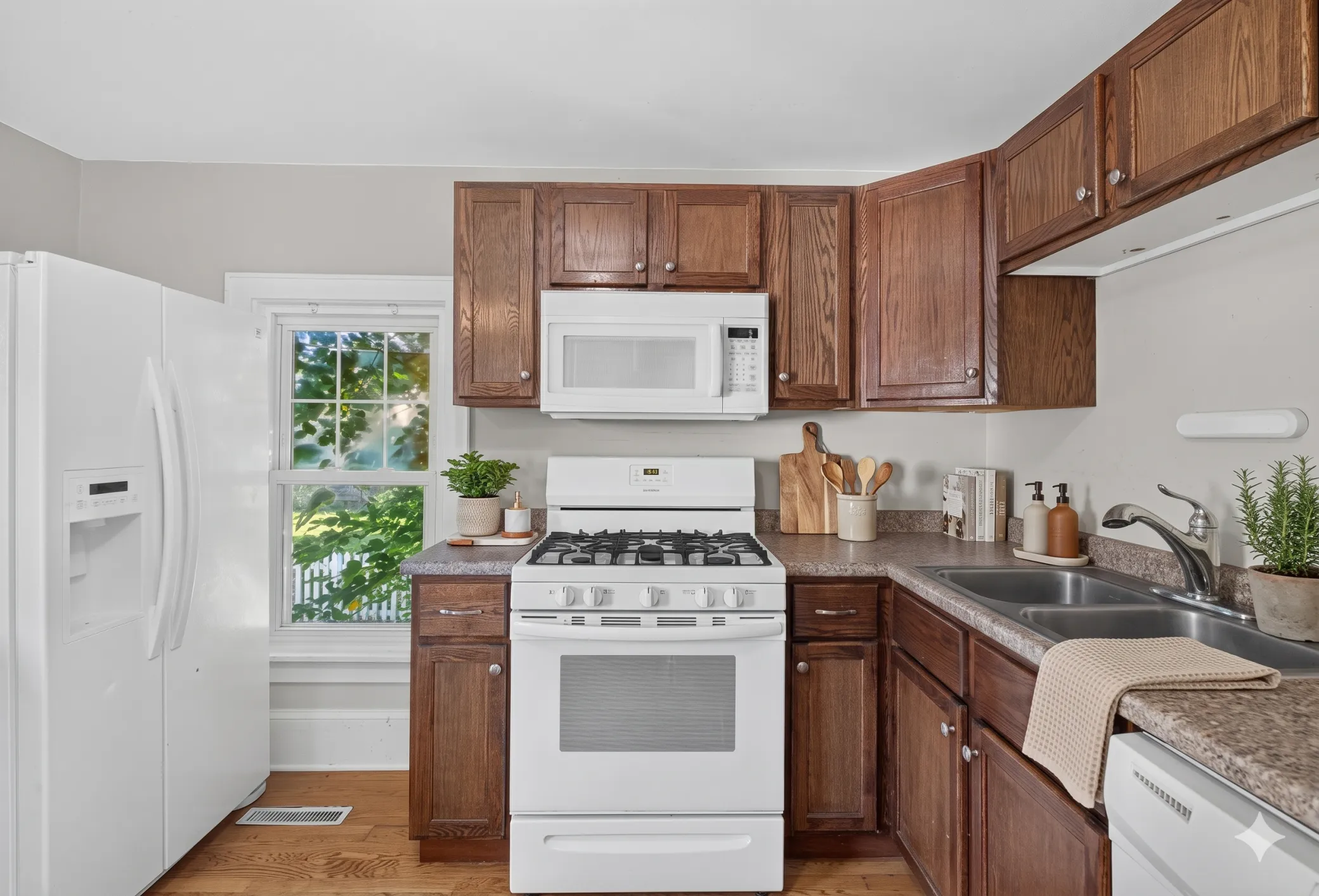 Photo 12 of 893 Scheffer Avenue