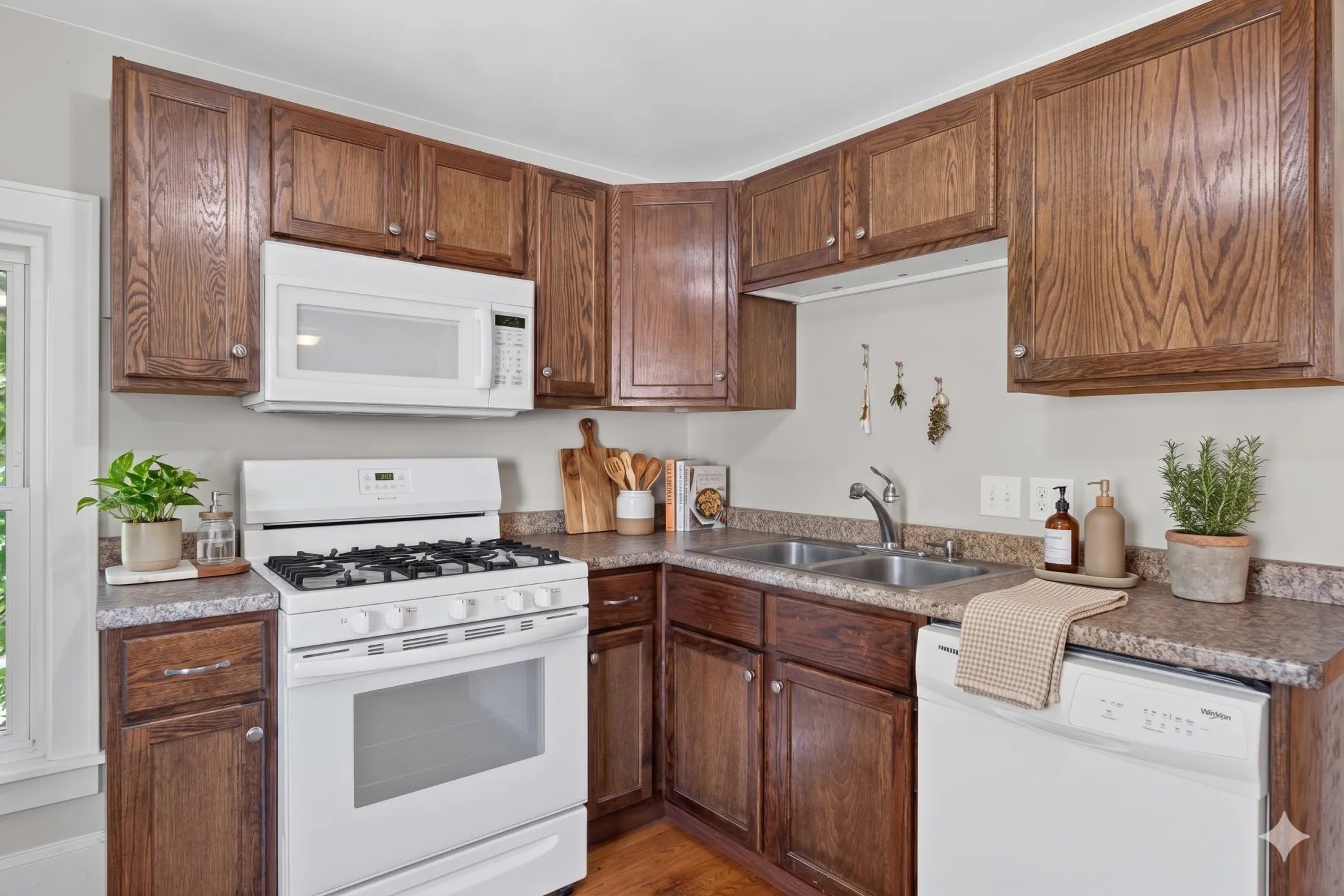 Photo 11 of 893 Scheffer Avenue