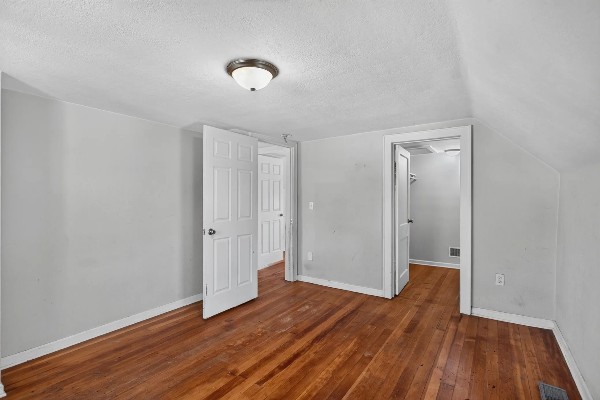 Photo 15 of 893 Scheffer Avenue