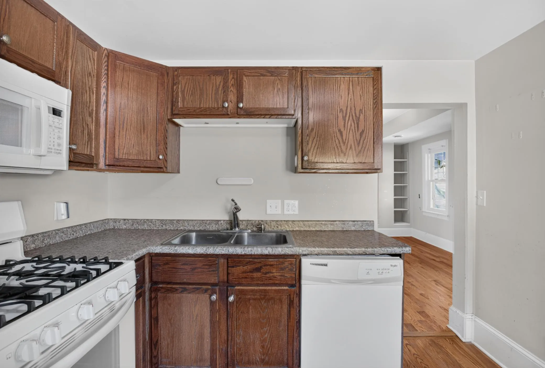 Photo 10 of 893 Scheffer Avenue