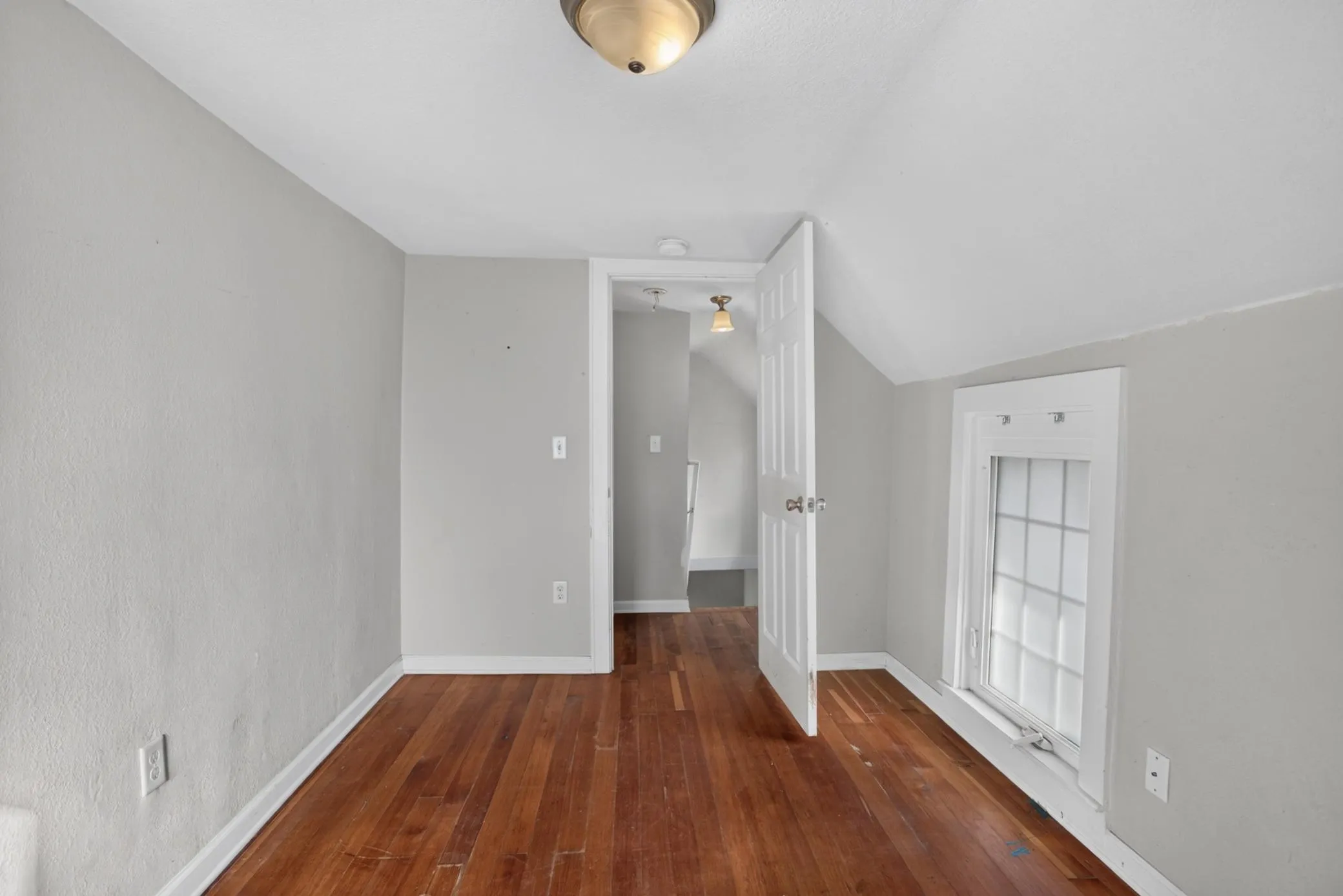 Photo 18 of 893 Scheffer Avenue