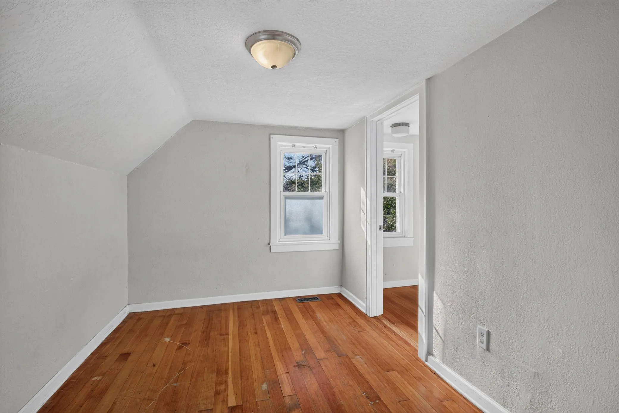 Photo 17 of 893 Scheffer Avenue