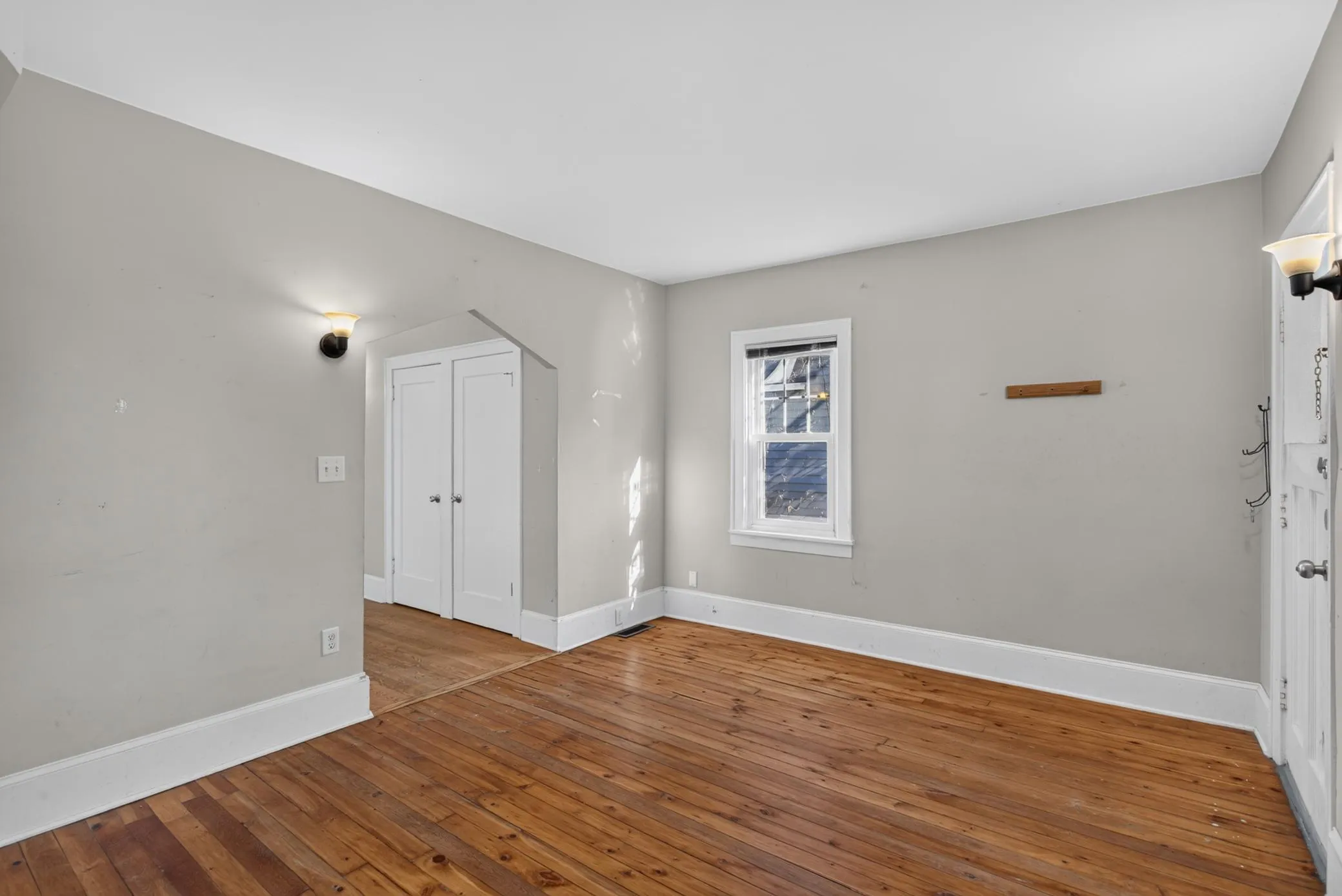 Photo 6 of 893 Scheffer Avenue