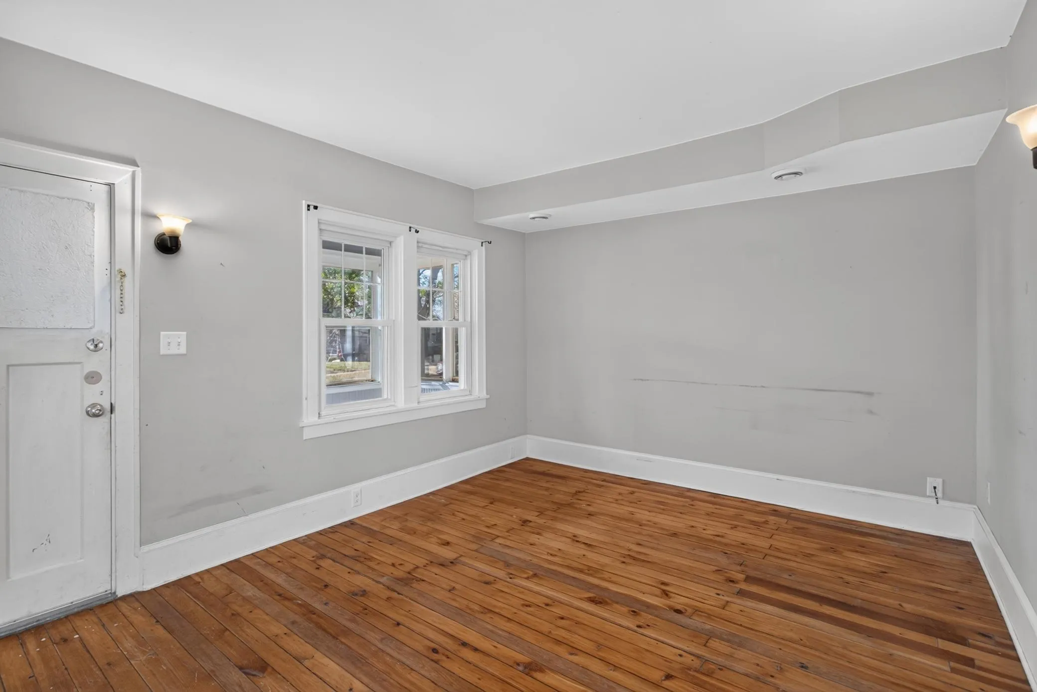 Photo 4 of 893 Scheffer Avenue