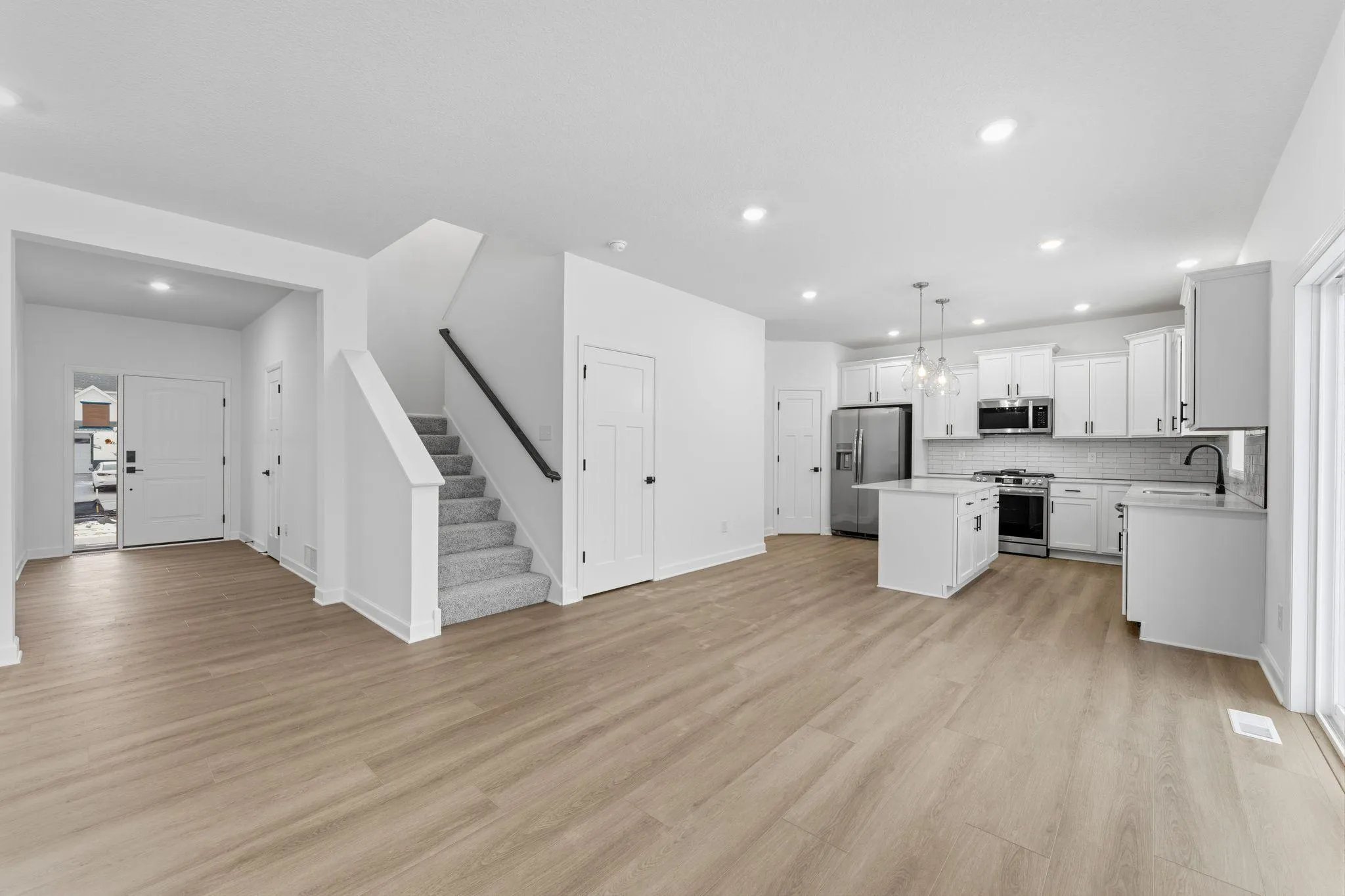 Photo 5 of 18508 Lincoln Nw Street