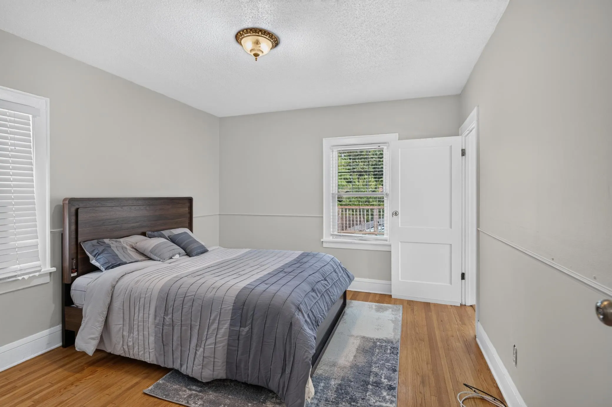 Photo 11 of 2946 Vincent N Avenue