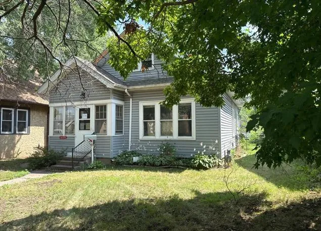 Photo 3 of 1124 Maryland E Avenue