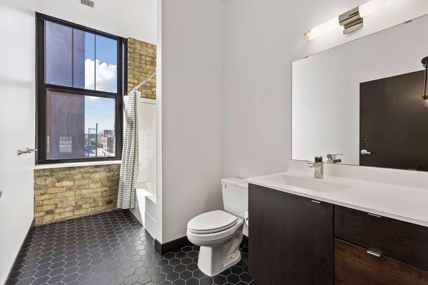 Photo 10 of 618 Washington N Avenue Unit 301