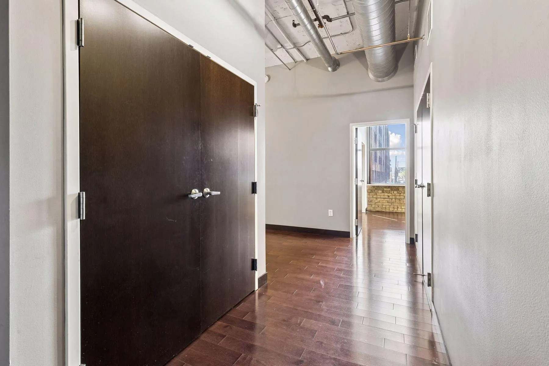 Photo 3 of 618 Washington N Avenue Unit 301