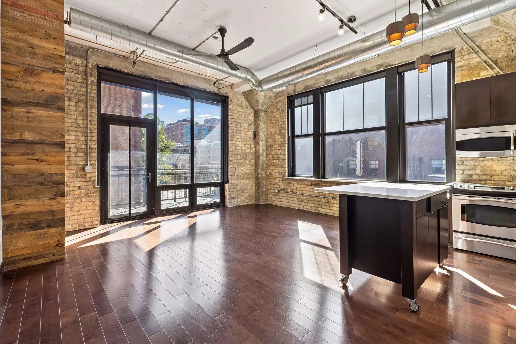 Photo 13 of 618 Washington N Avenue Unit 301