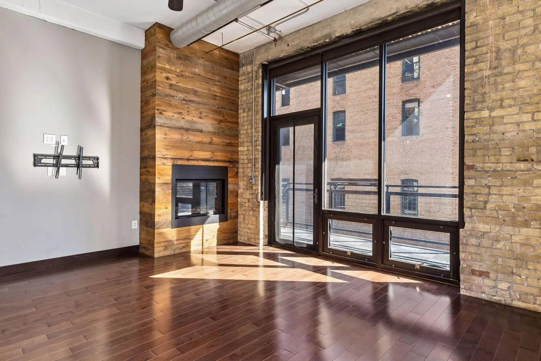 Photo 19 of 618 Washington N Avenue Unit 301