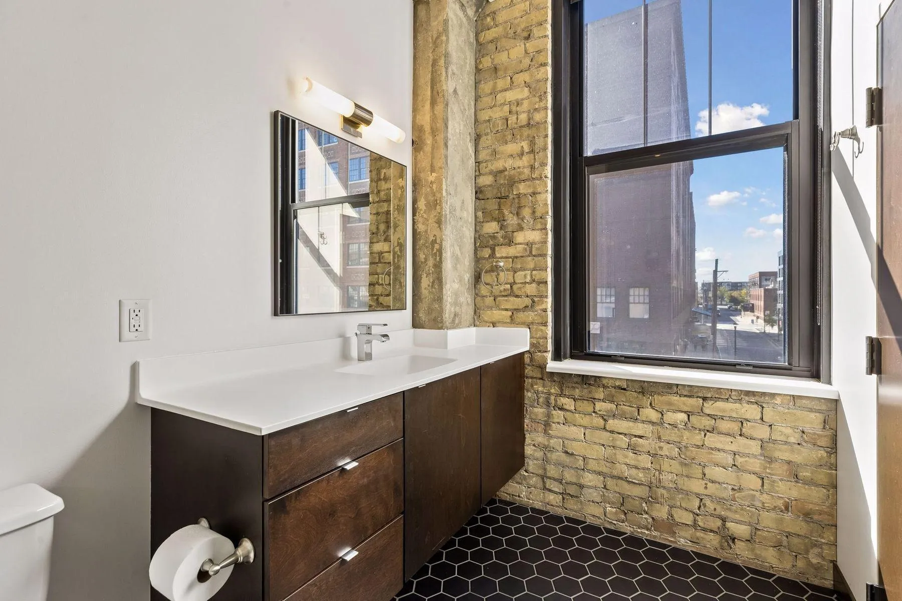 Photo 7 of 618 Washington N Avenue Unit 301
