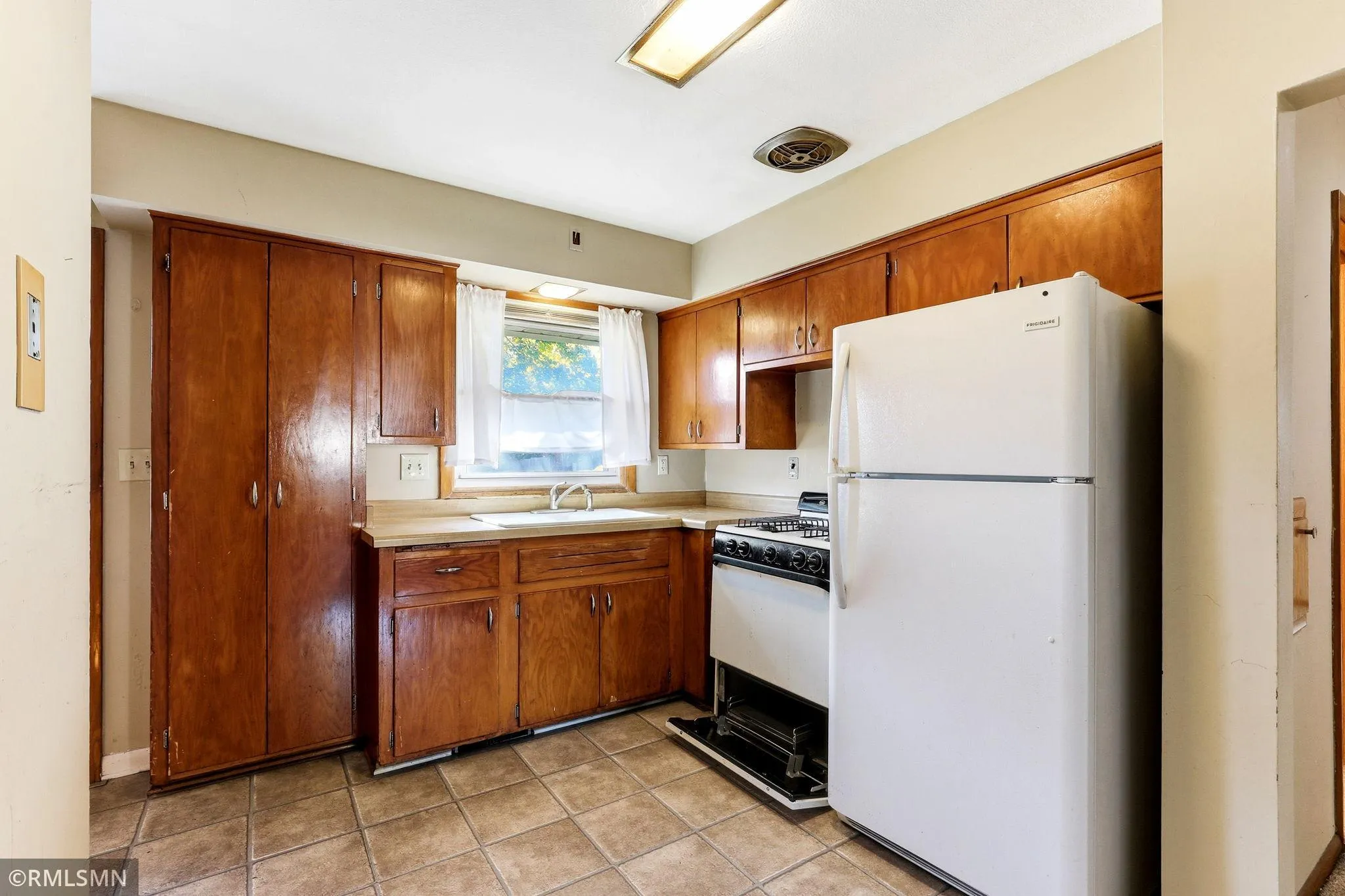 Photo 5 of 1530 Reaney Avenue