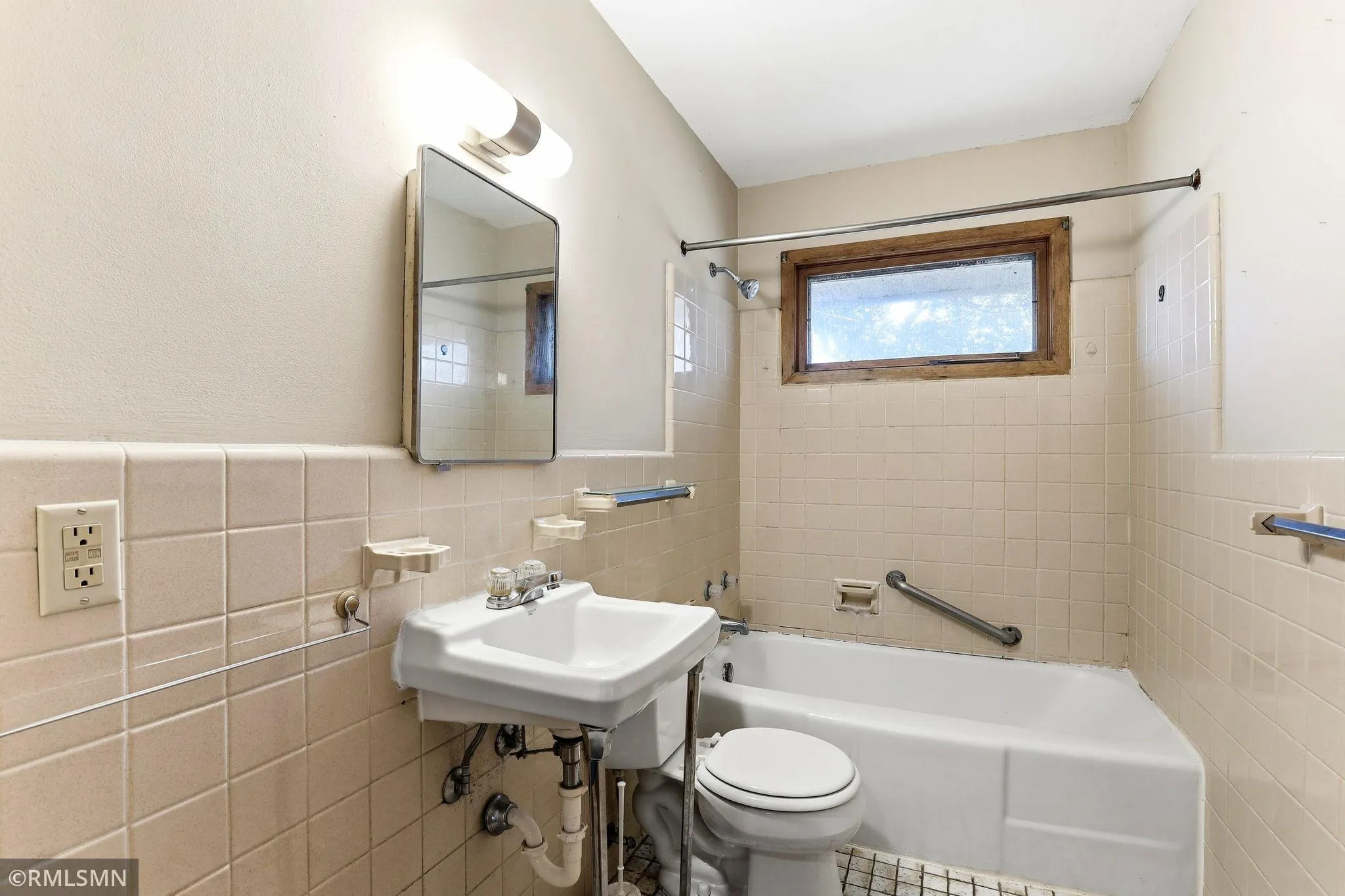 Photo 8 of 1530 Reaney Avenue