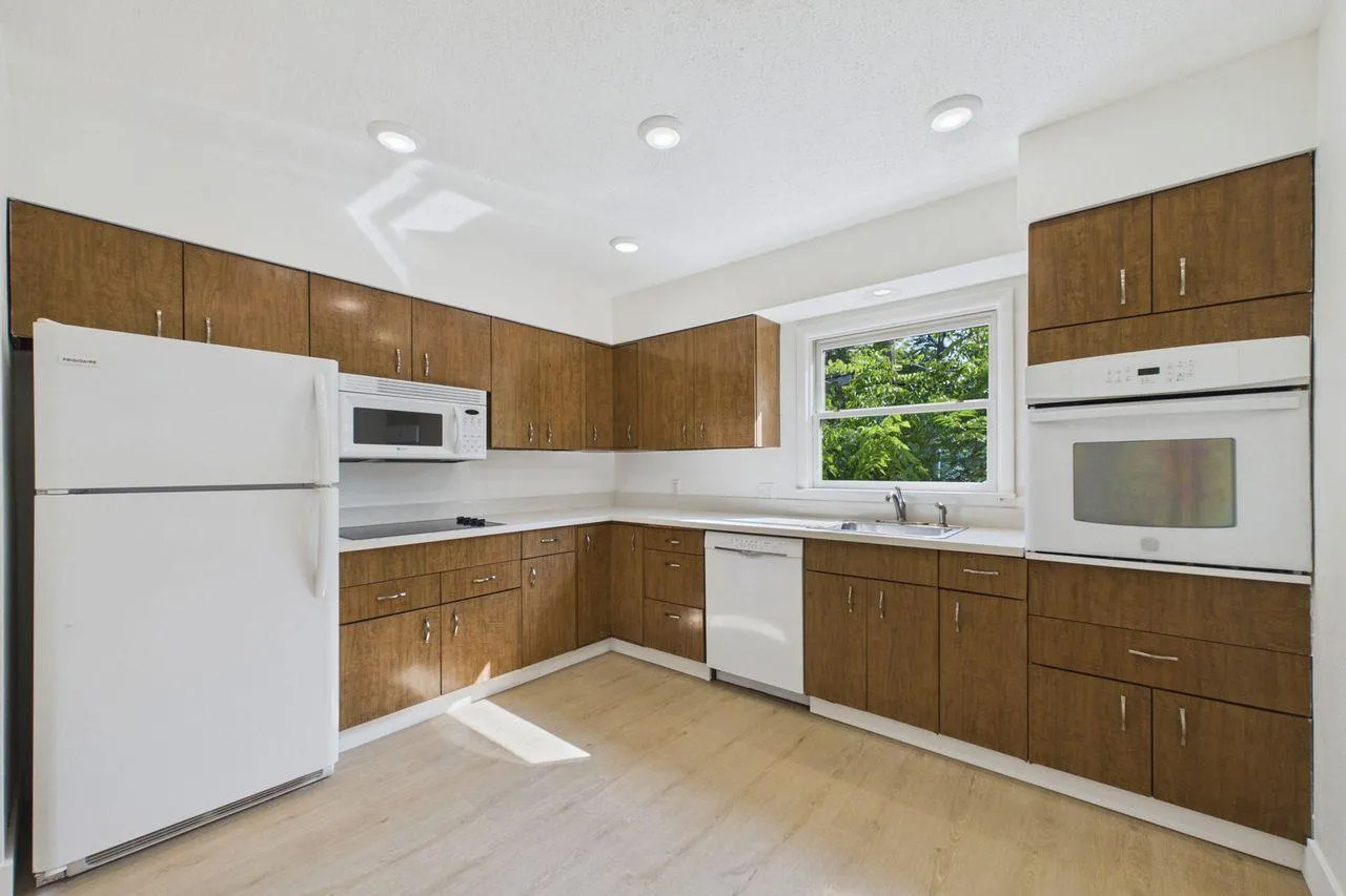 Photo 10 of 542 3rd Avenue
