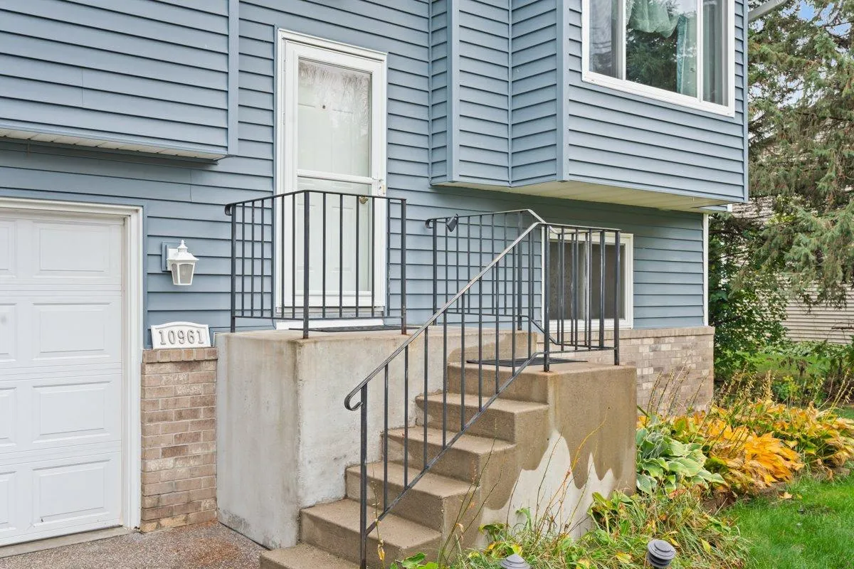 Photo 4 of 10961 Fillmore Ne Street