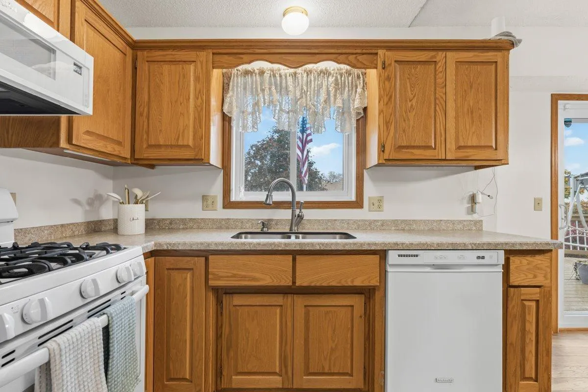 Photo 9 of 10961 Fillmore Ne Street