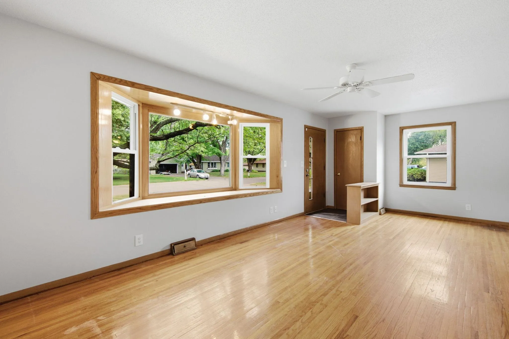 Photo 4 of 6717 Dutton Avenue