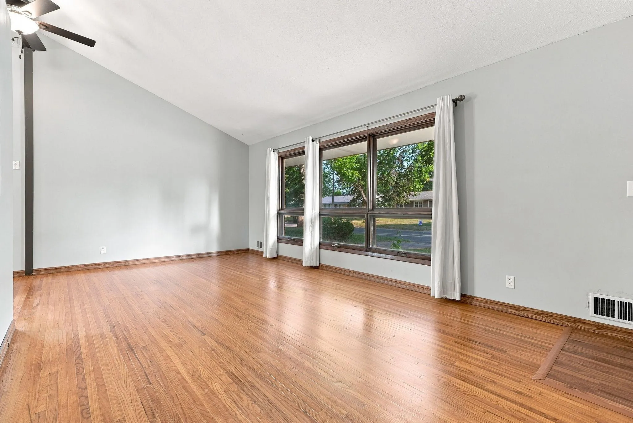 Photo 3 of 725 50 1/2 Ne Avenue