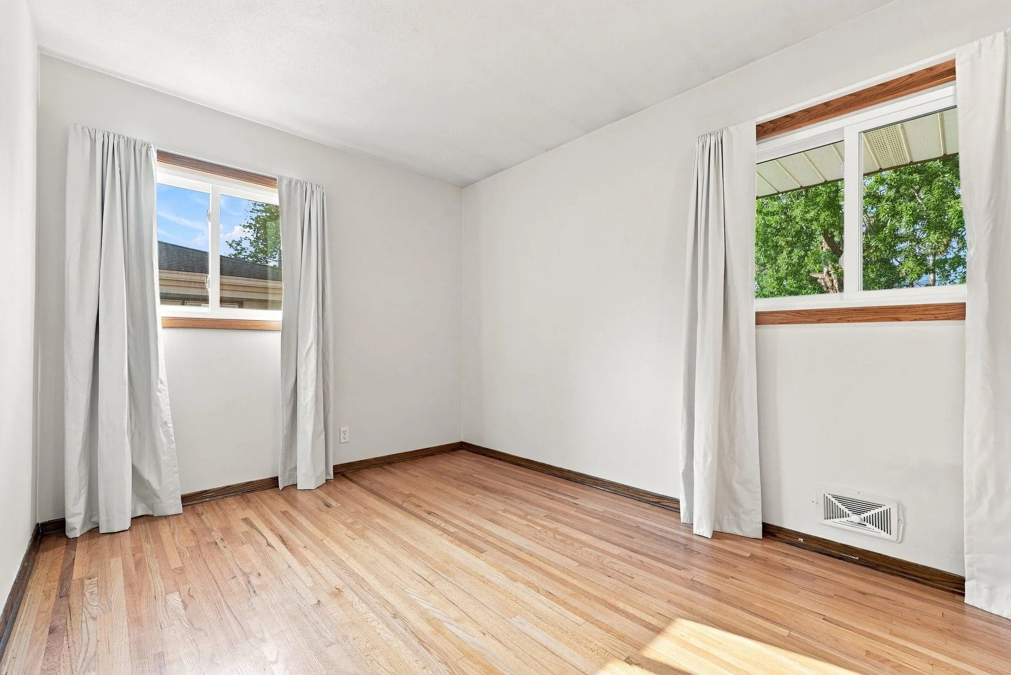 Photo 13 of 725 50 1/2 Ne Avenue