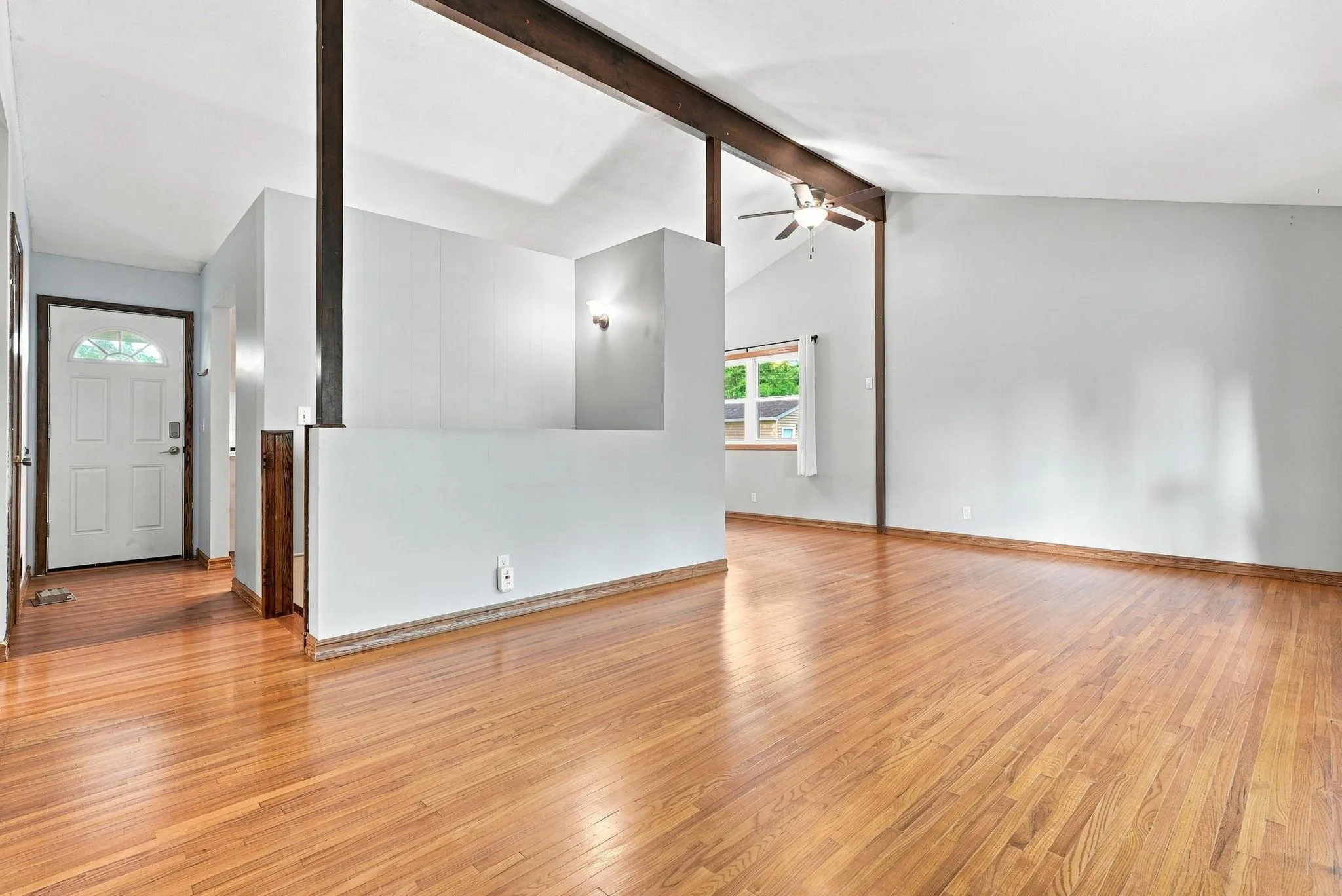 Photo 4 of 725 50 1/2 Ne Avenue