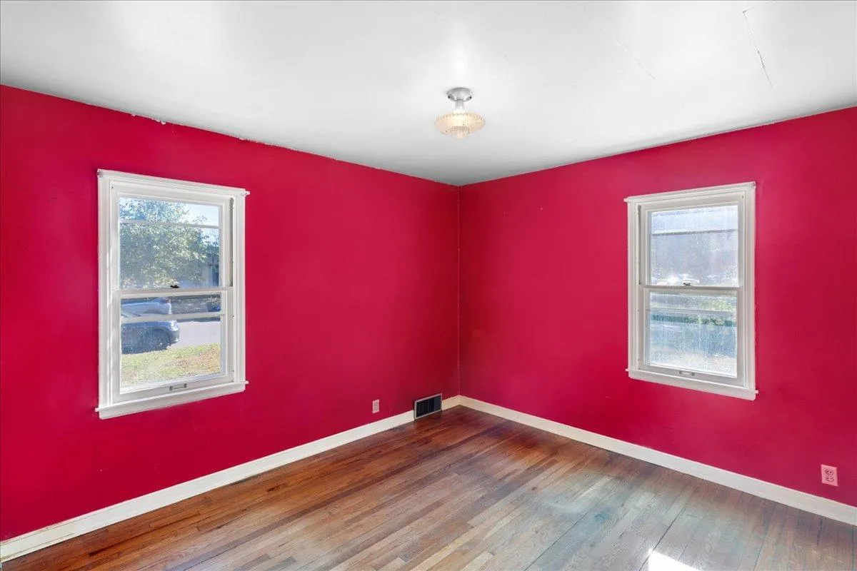 Photo 14 of 25 5th Se Avenue