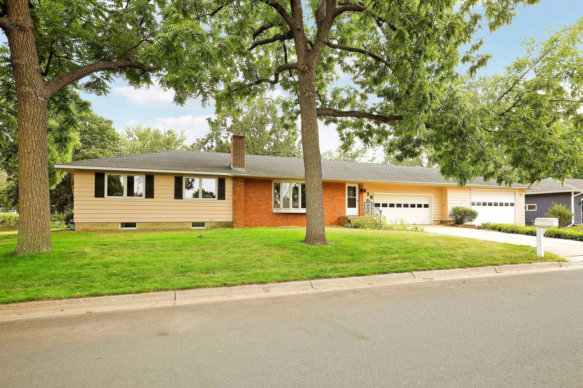 Photo 2 of 816 Maple Street