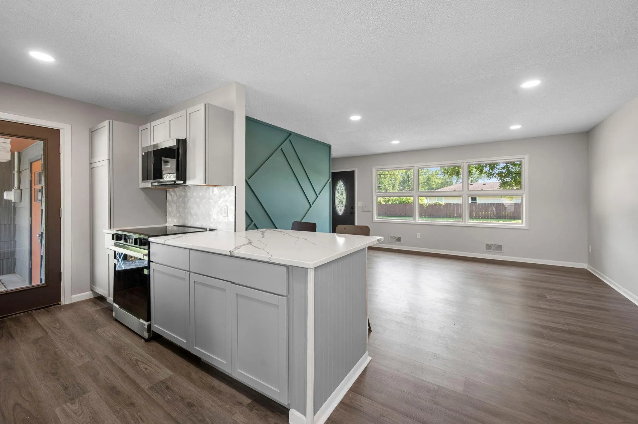 Photo 13 of 914 W 82nd Street