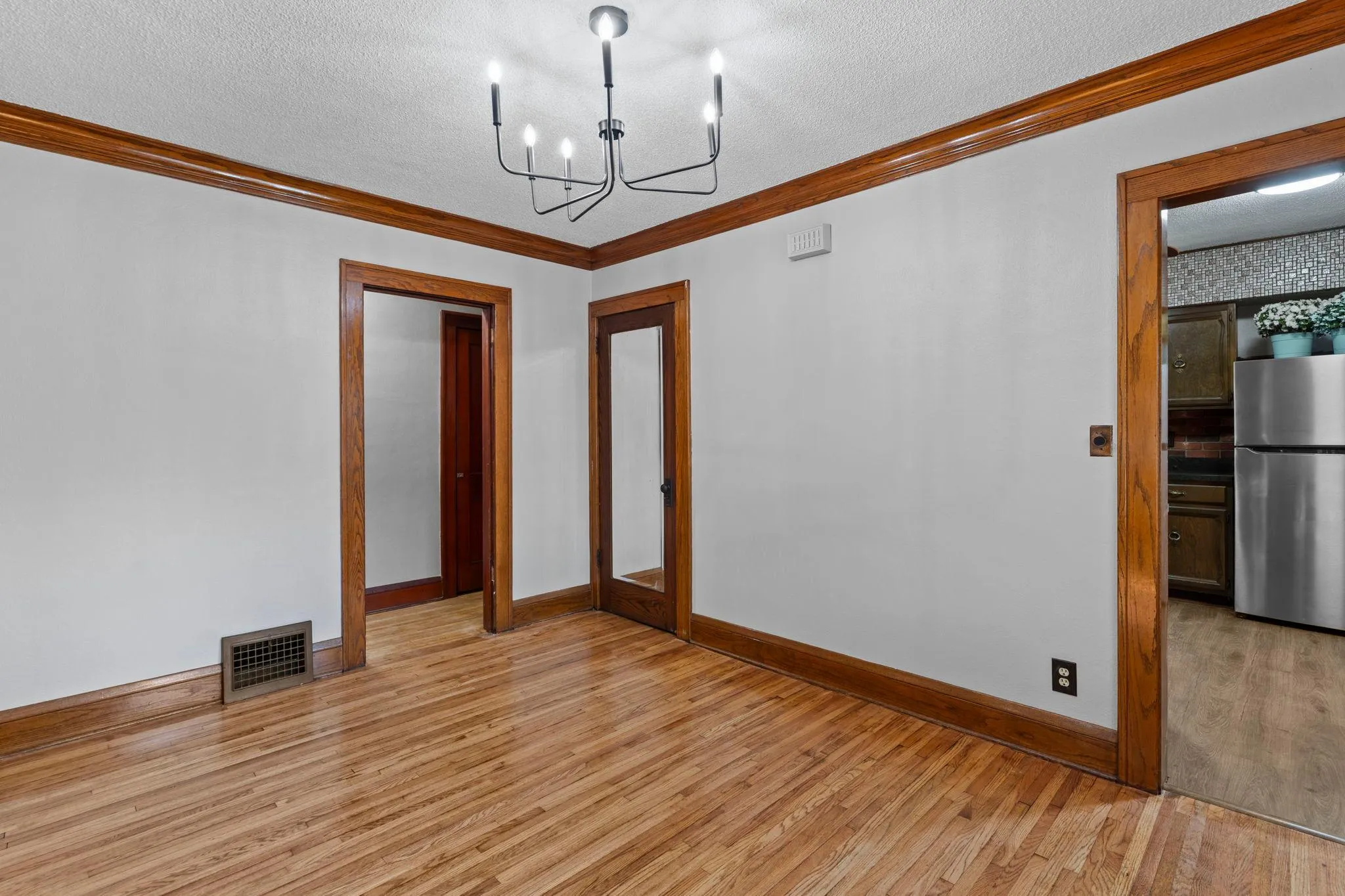 Photo 12 of 704 White Bear N Avenue