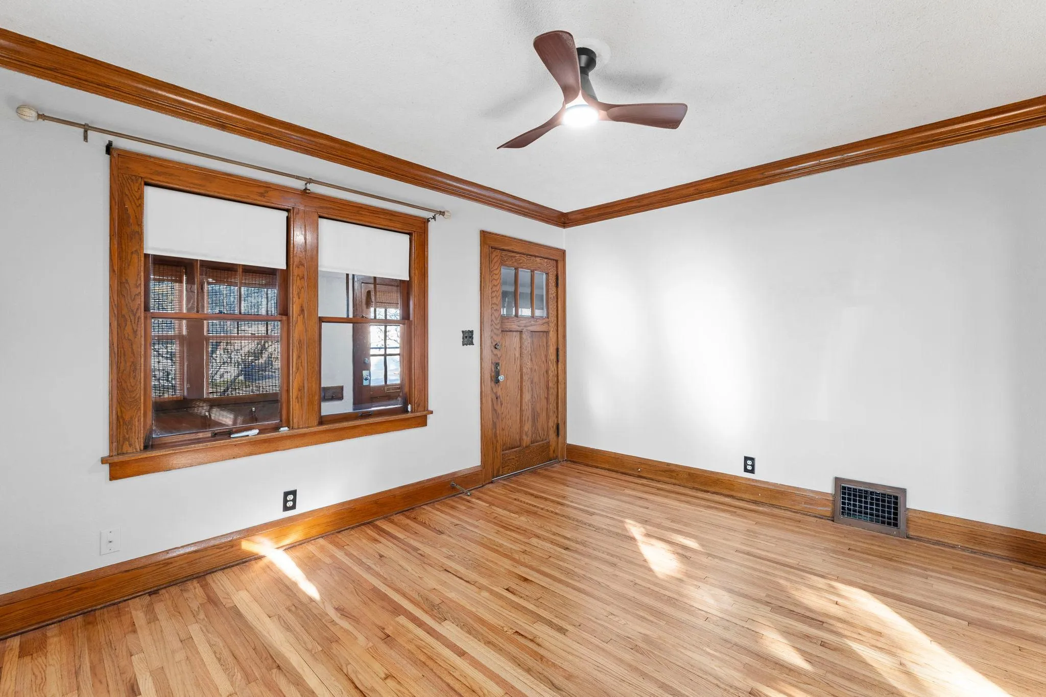 Photo 10 of 704 White Bear N Avenue