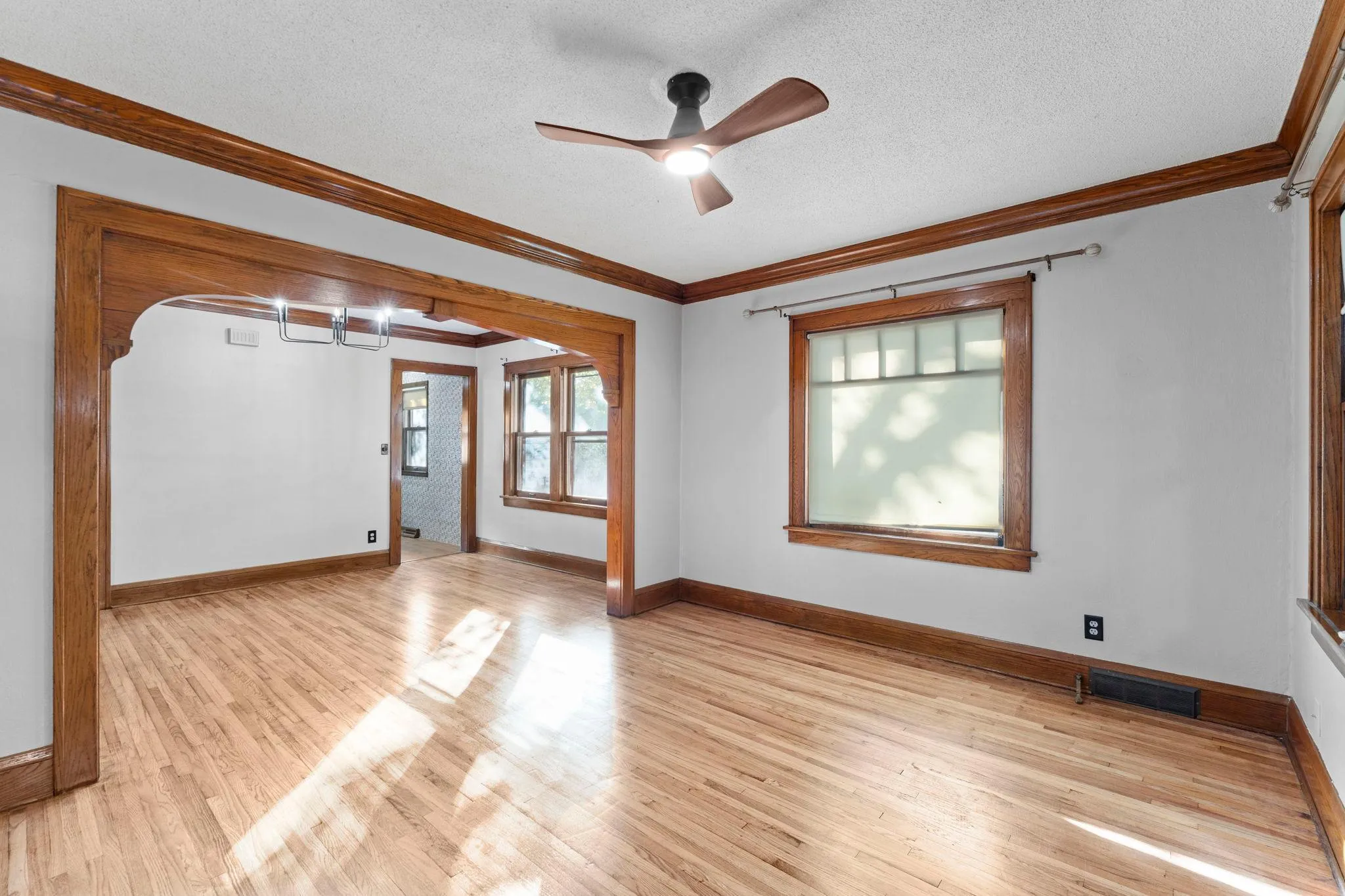 Photo 8 of 704 White Bear N Avenue
