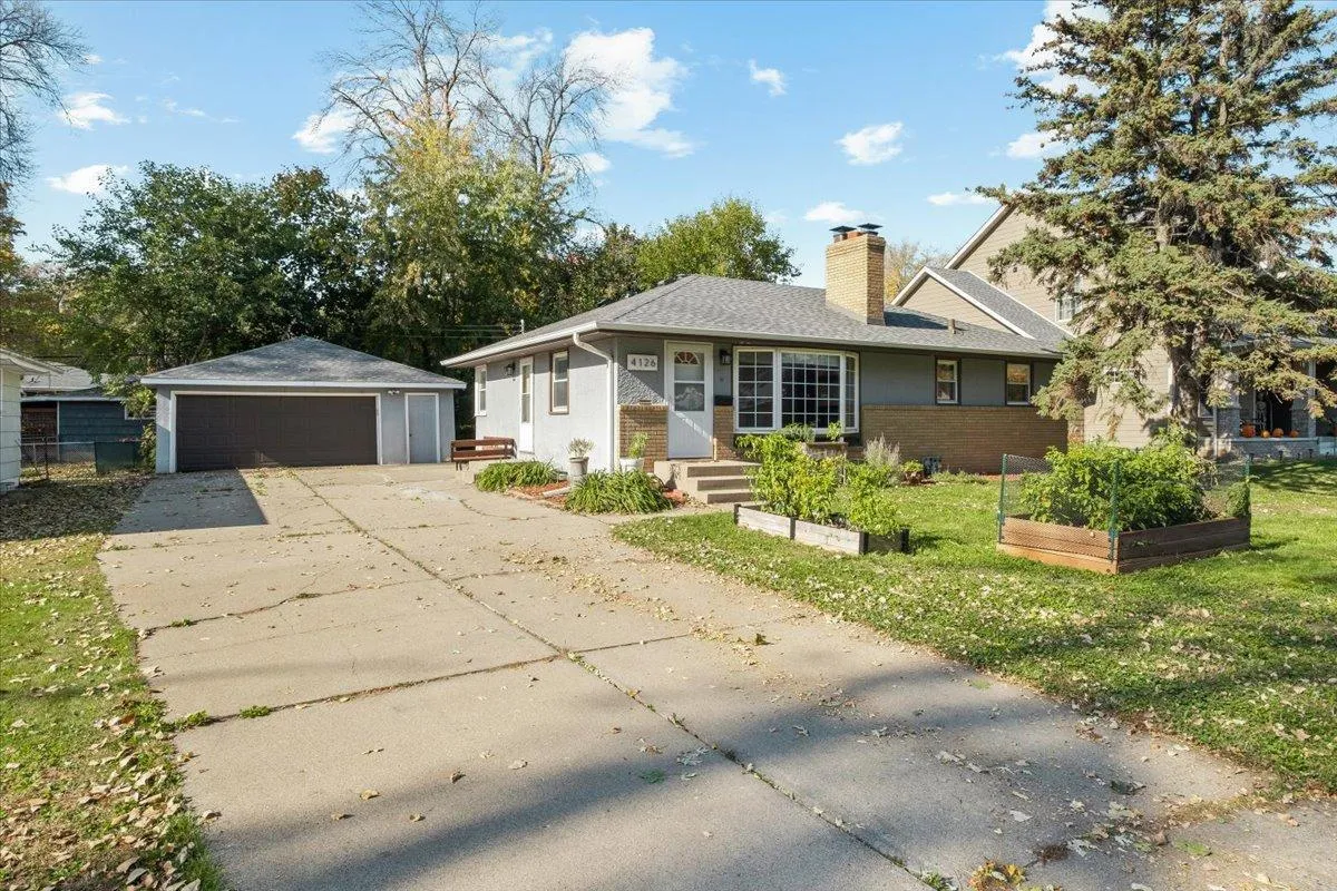 Photo 3 of 4126 Cleveland Ne Street