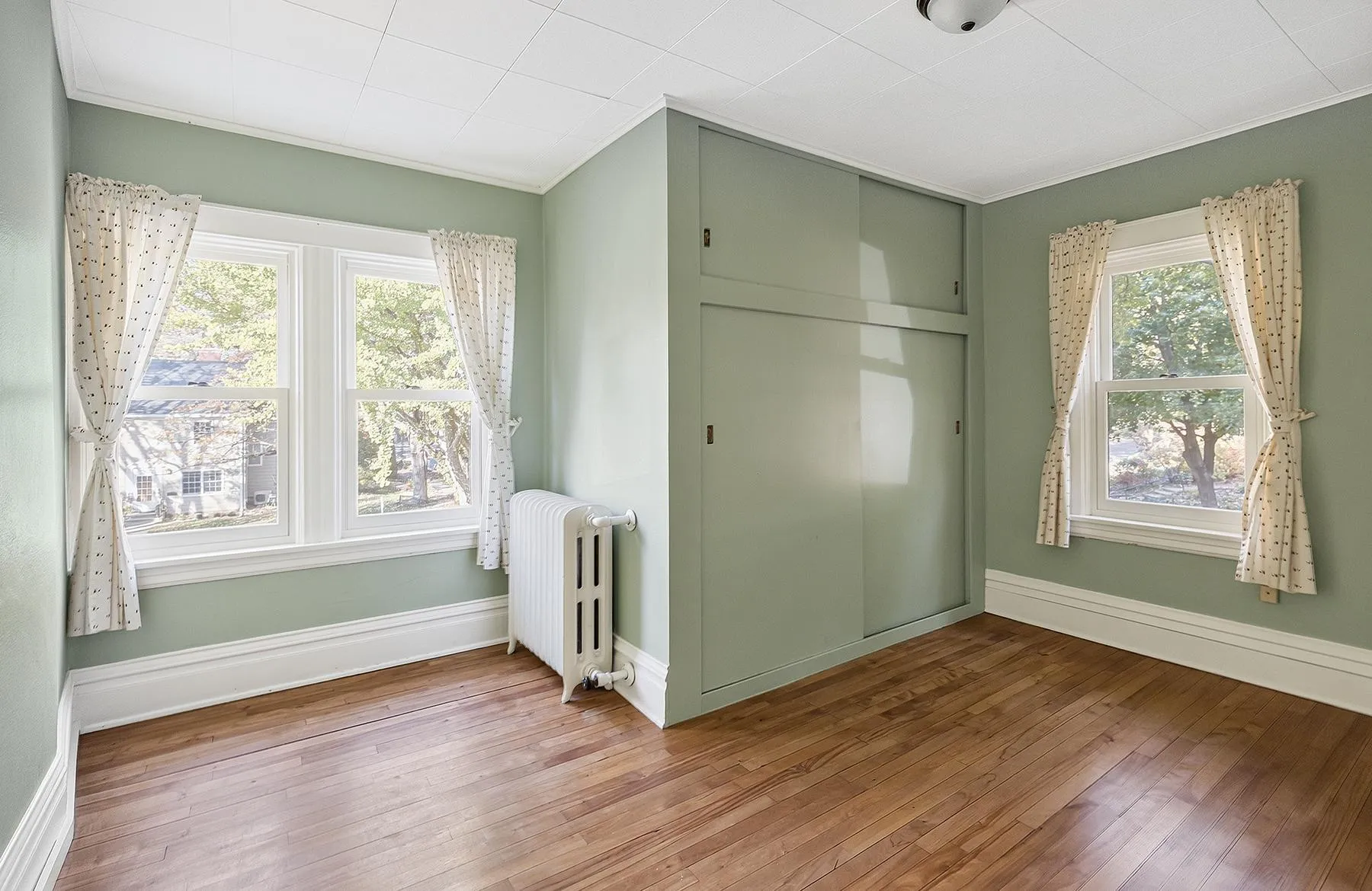 Photo 16 of 1480 Raymond Avenue